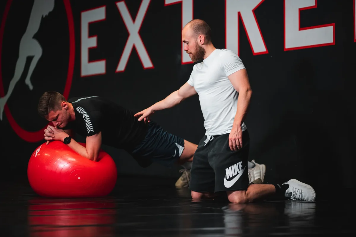 Prikaz kako osebni trener trenira člana v M2X Club fitnes Maribor.
